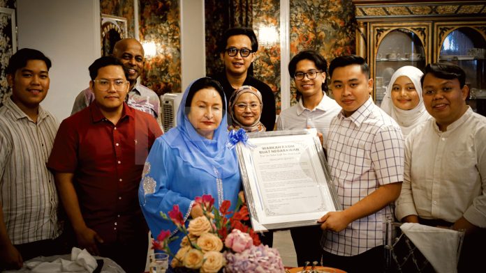 Rosmah sebak terima 'Warkah Kasih' mahasiswa USM buat Najib