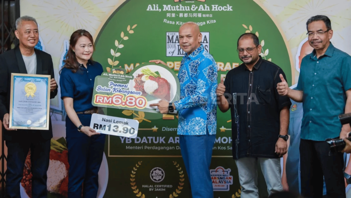 Ali, Muthu & Ah Hock cipta sejarah ‘Malaysia Book of Record’ dengan jualan nasi lemak tertinggi