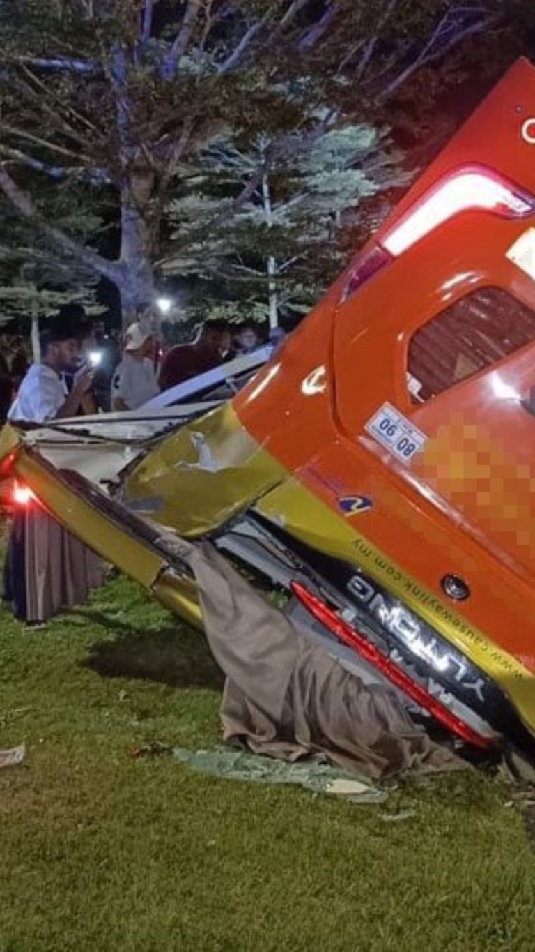 [VIDEO] Bas ekspres bawa 10 penumpang terbalik di Skudai