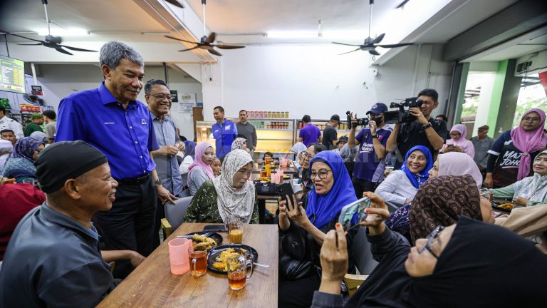 Tak perlu debat, fokus dekati pengundi Johor – Mohamad
