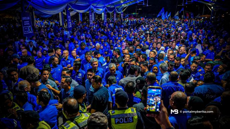 Lautan biru di Paroi, lebih 10,000 penyokong meriahkan pelancaran jentera BN PRN Negeri Sembilan
