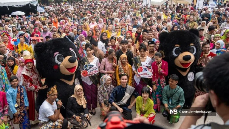 Hampir 15,000 ‘bersarong’ gegarkan Georgetown, datang dari seluruh Malaysia
