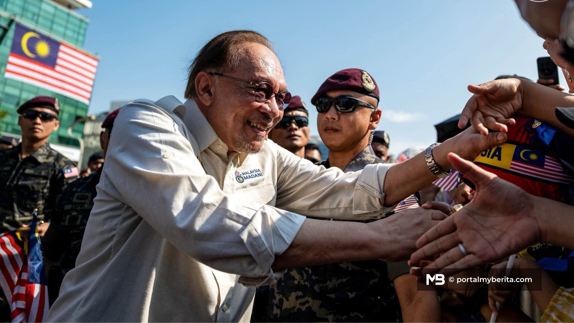 Jiwa merdeka terserlah apabila rakyat, petugas bersatu di Putrajaya - Anwar