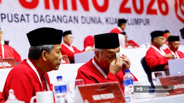 UMNO sedih pengampunan Najib ditangguh, “kami tetap junjung kasih Agong” – Zahid