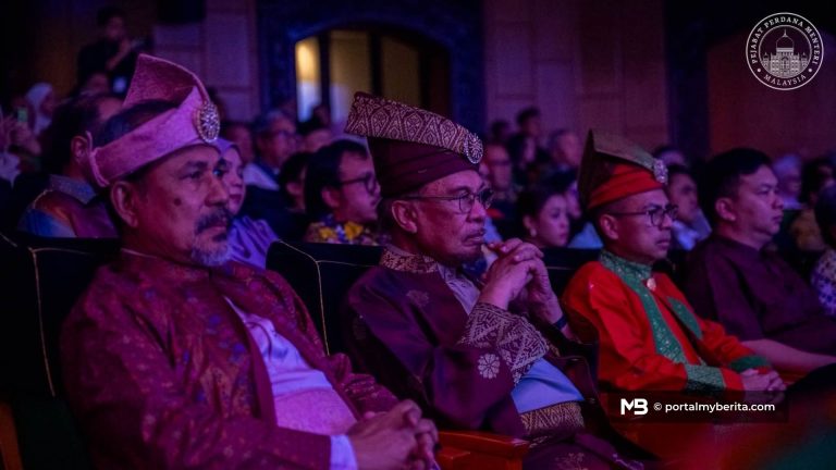 Anwar puji ‘Mansur dan Liu’, mahu karya tempatan diangkat ke pentas antarabangsa