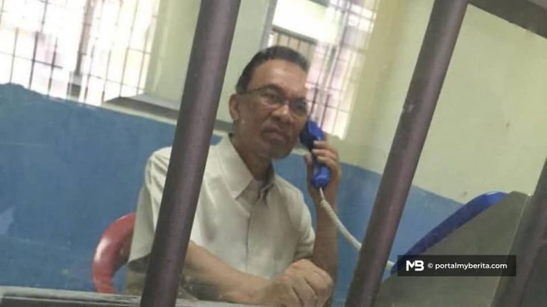 Foto lama Anwar “kenangan di Sungai Buloh” curi perhatian warganet