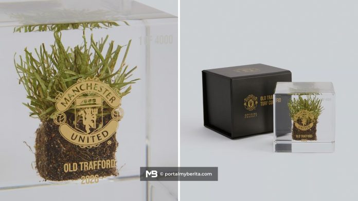 Manchester United jual rumput padang Old Trafford RM700 kepada penyokong