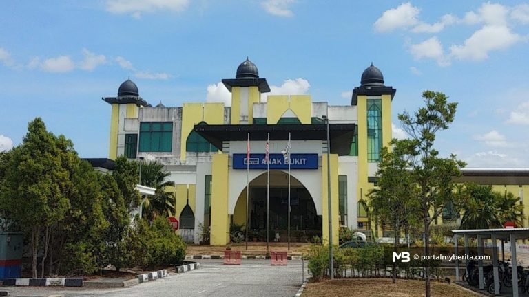 Penumpang sampai kena panjat pagar, KTMB mohon maaf Stesen Anak Bukit lewat buka