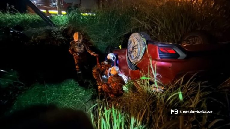 Dua remaja maut, motosikal dan kereta terbabas ke dalam parit