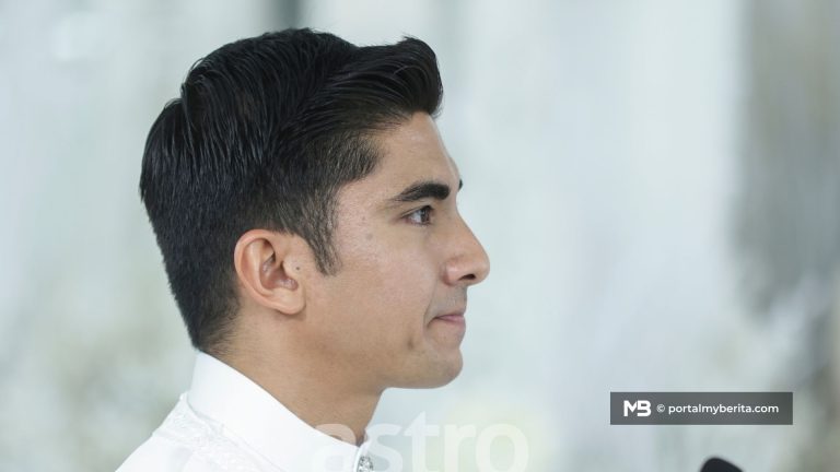“Kenapa tak pakai songkok?” penampilan Syed Saddiq jadi bualan, warganet bahas keturunan Arab